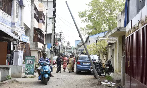 சாய்ந்த நிலையில் டெலிபோன் கம்பம் சாய்ந்த நிலையில் டெலிபோன் கம்பம்