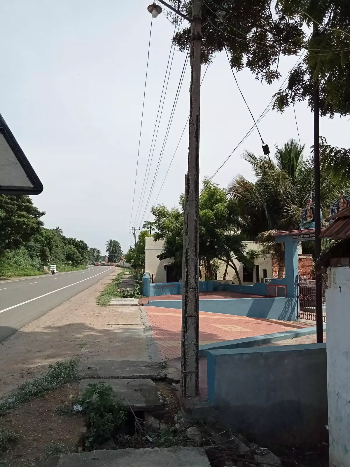 ஆபத்தான மின்கம்பம்