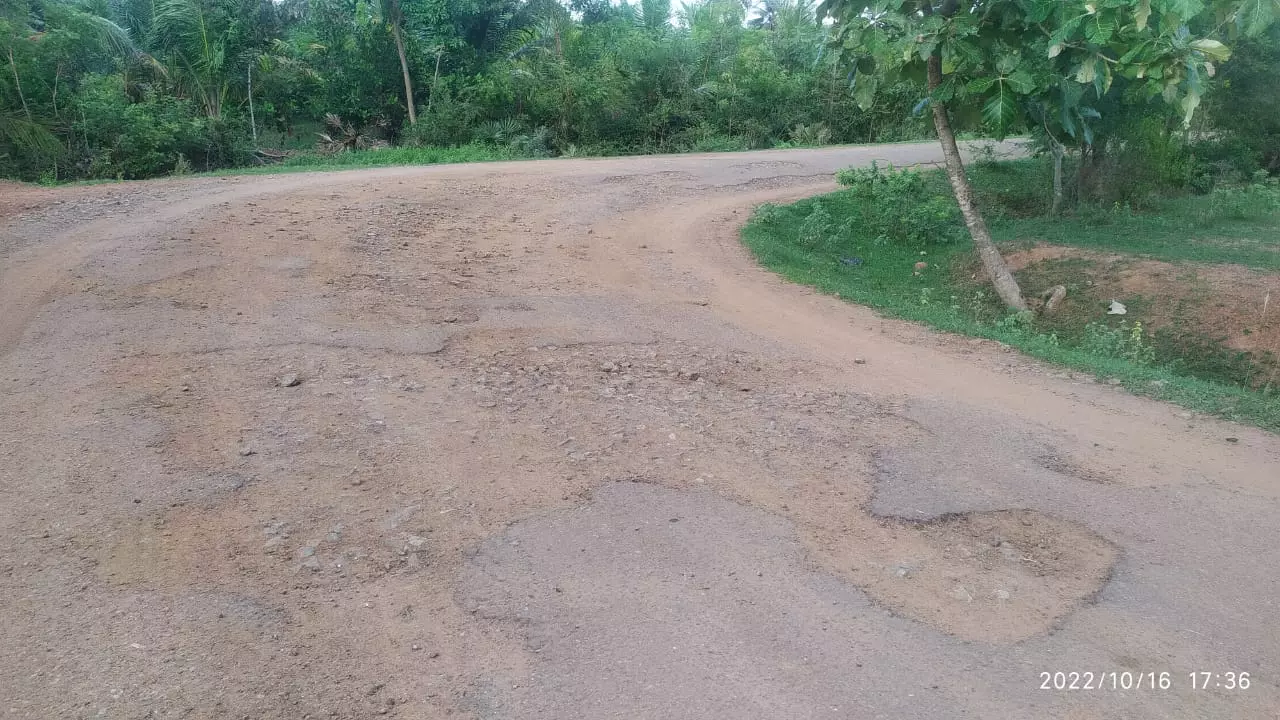 குண்டும், குழியுமான சாலை குண்டும், குழியுமான சாலை