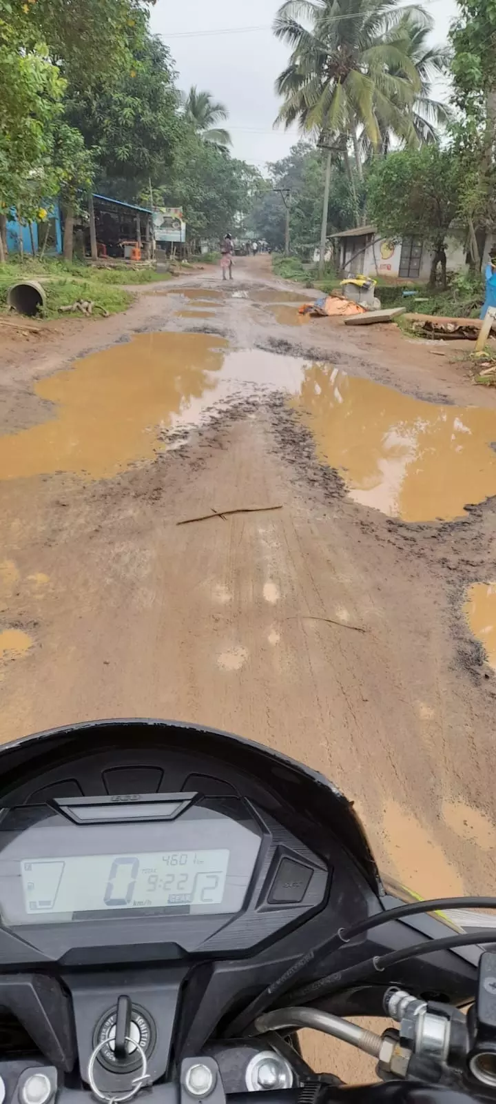 குளமாக மாறி சாலை