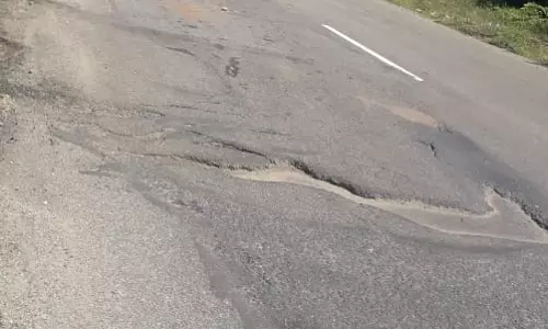 மோசமான சாலையால் கீழே விழும் வாகன ஓட்டிகள்