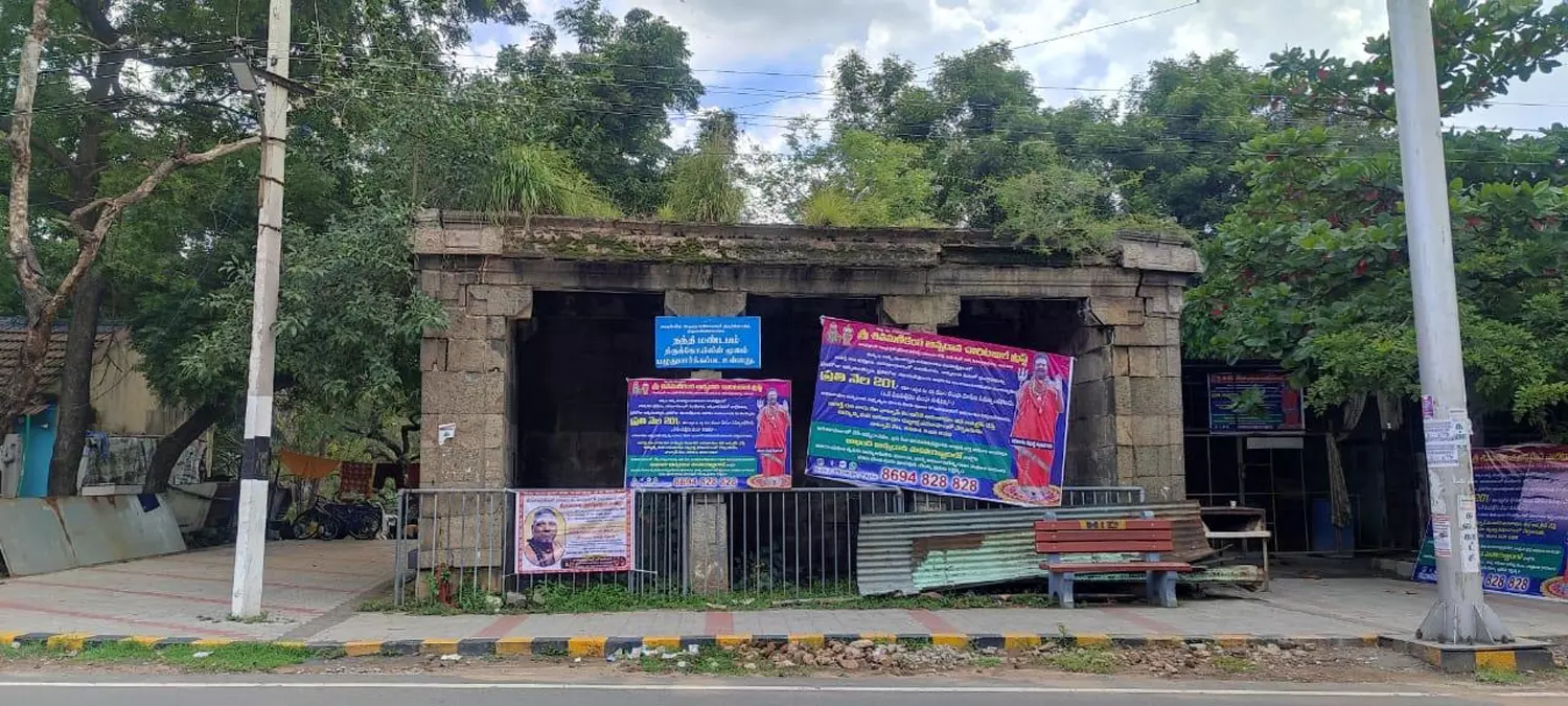 ஆபத்தான நிலையில் கல் மண்டபம்