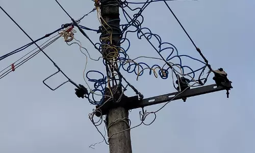 ஆபத்தான மின்கம்பம்