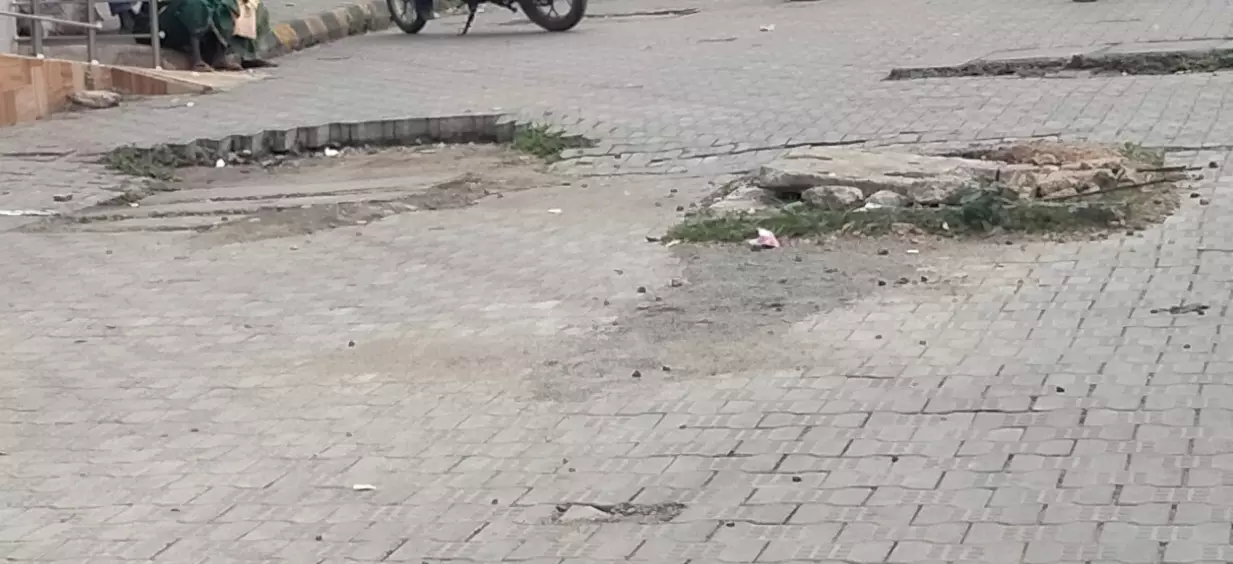 கான்கிரீட் சாலையில் சேதம்