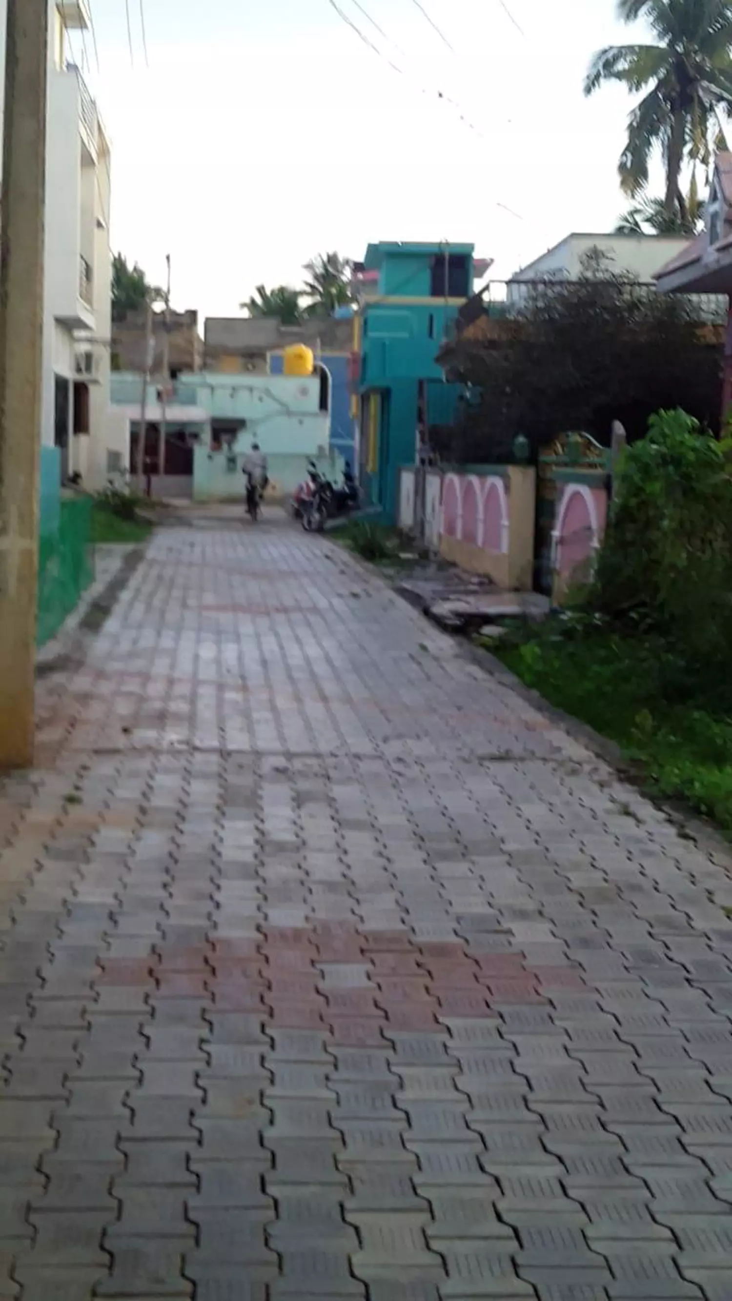 மழைநீர் கால்வாய் கட்ட வேண்டும்