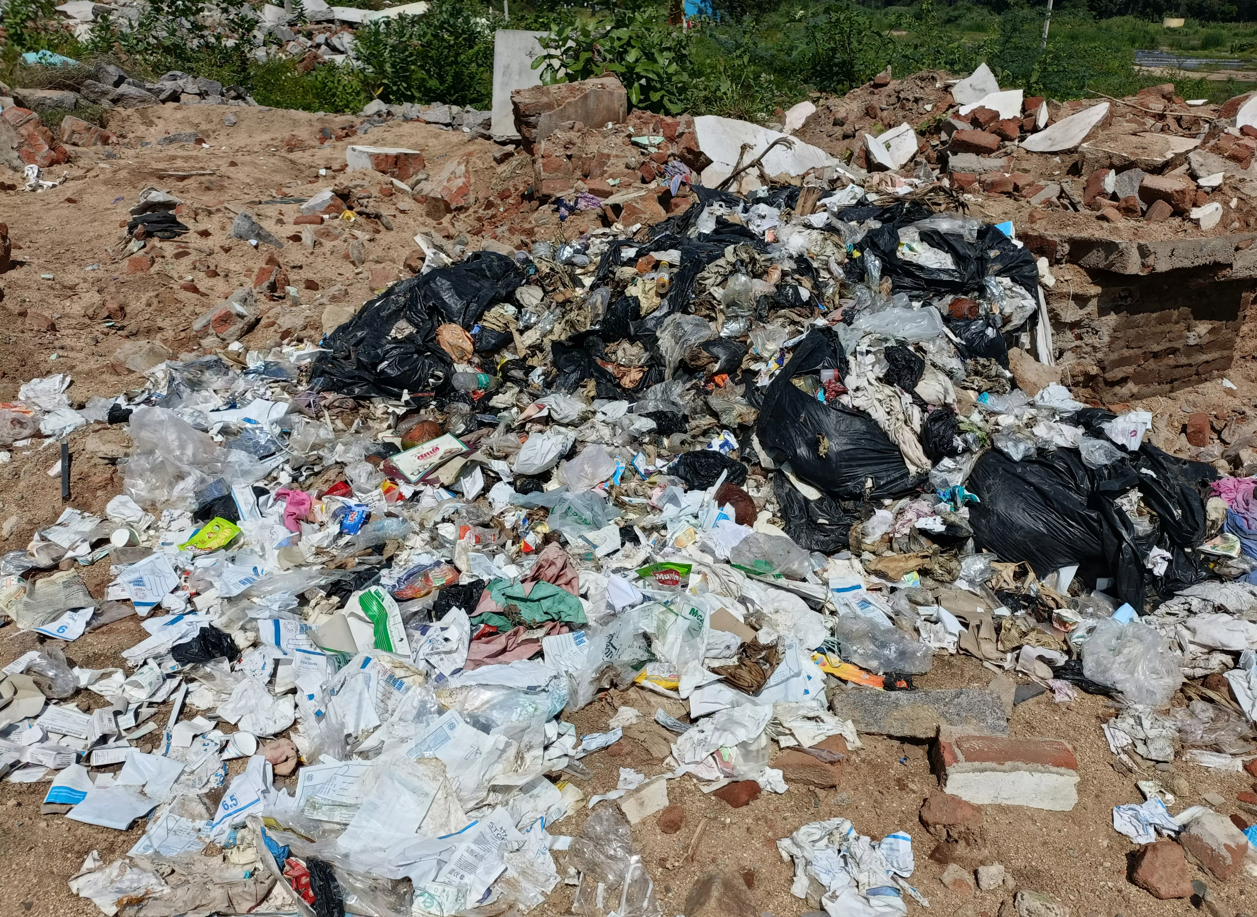 ஆற்றில் கொட்டப்படும் மருத்துவக்கழிவுகள்