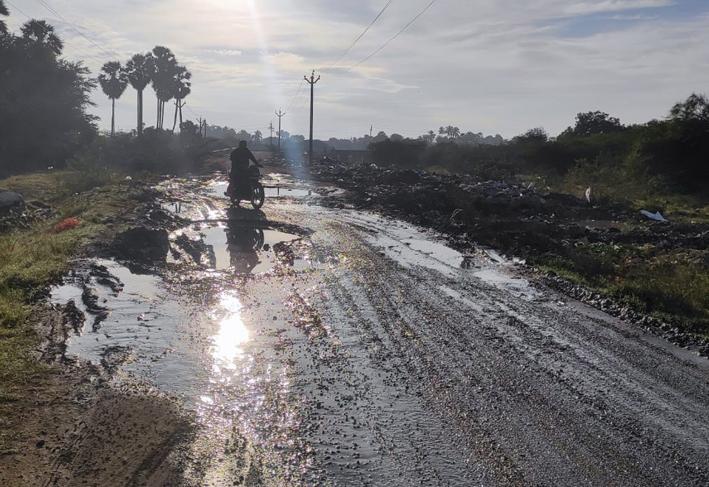 குண்டும் குழியுமான சாலை