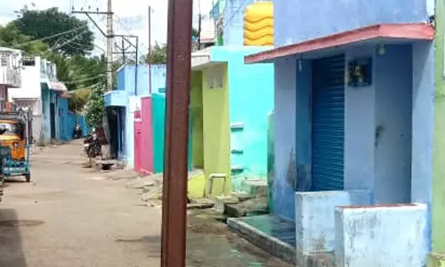 தெருவின் நடுவே மின்கம்பம் தெருவின் நடுவே மின்கம்பம்