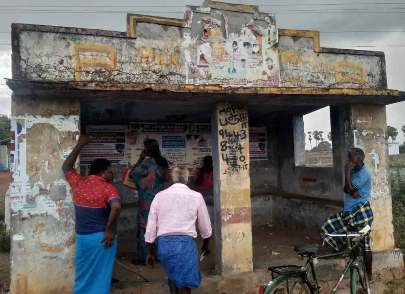 சேதம் அடைந்த பயணிகள் நிழற்கூடம் சேதம் அடைந்த பயணிகள் நிழற்கூடம்