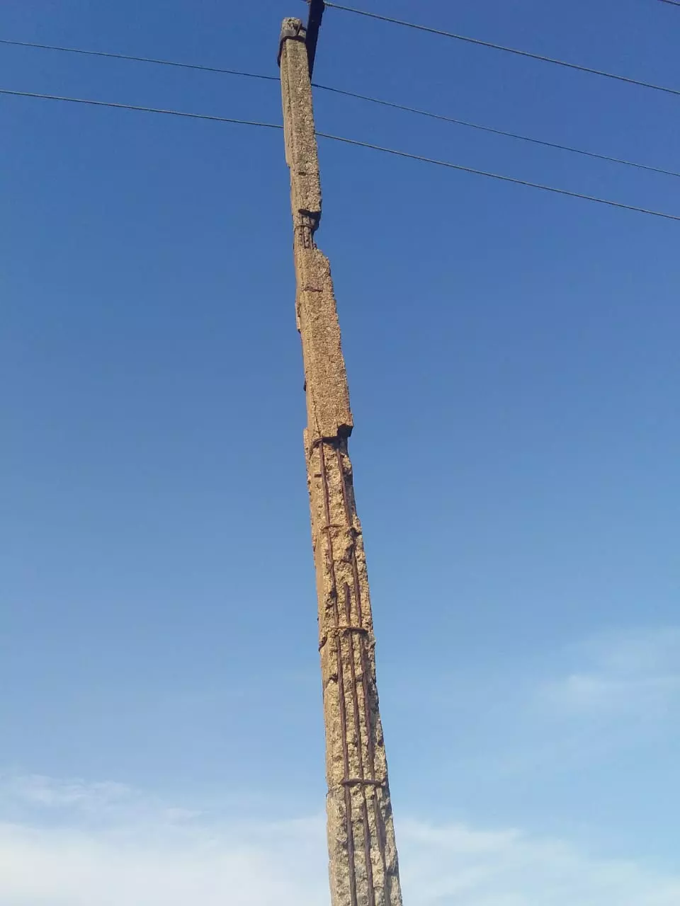 எழும்புகூடான மின்கம்பம்