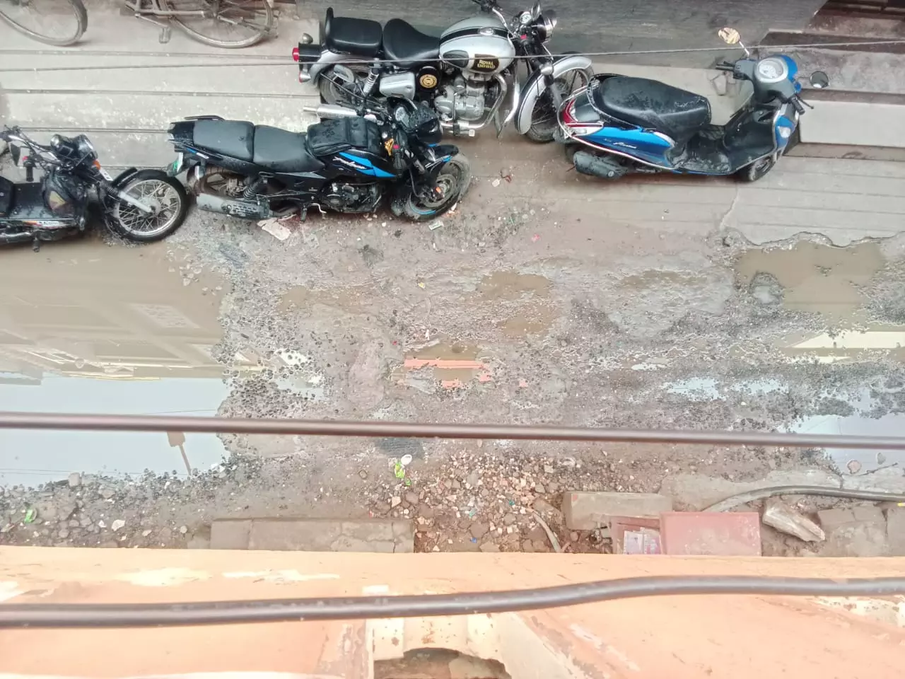 குண்டும் குழியுமான சாலை குண்டும் குழியுமான சாலை