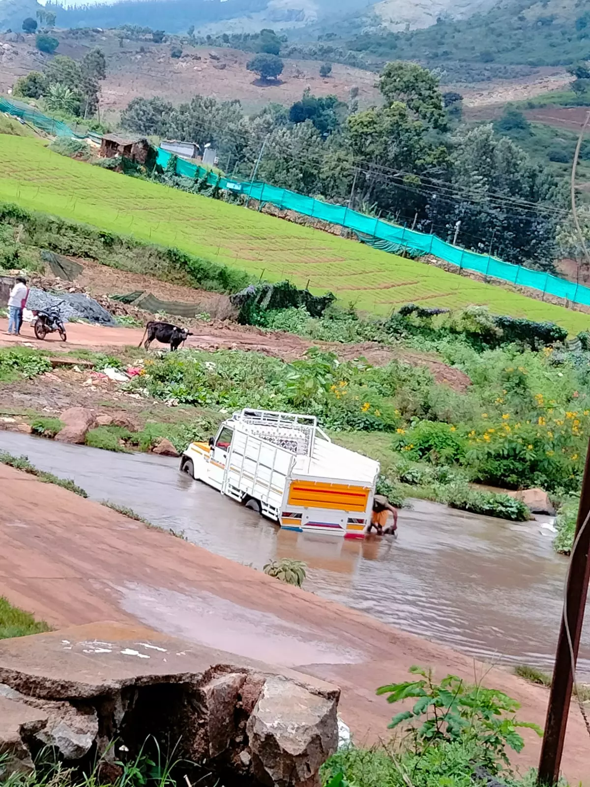 மாசுபடும் நீரோடை