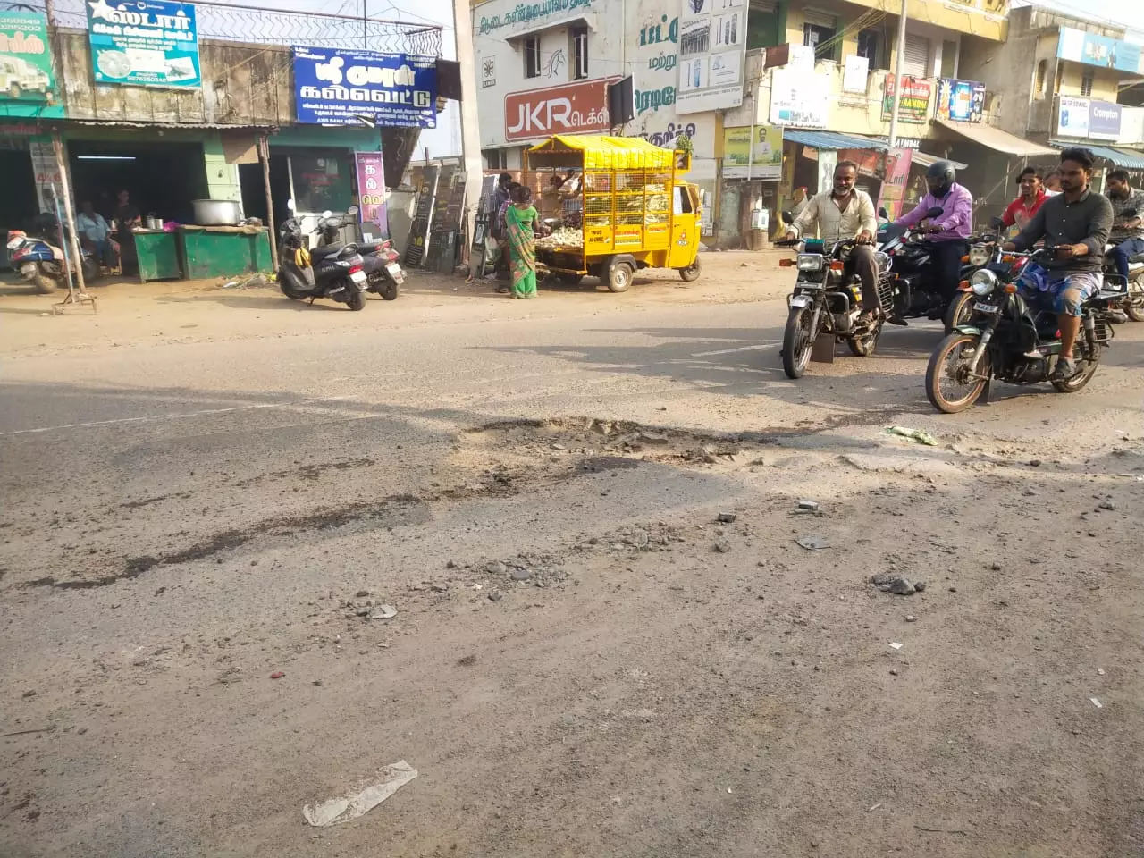 விபத்தை ஏற்படுத்தும் பள்ளம்