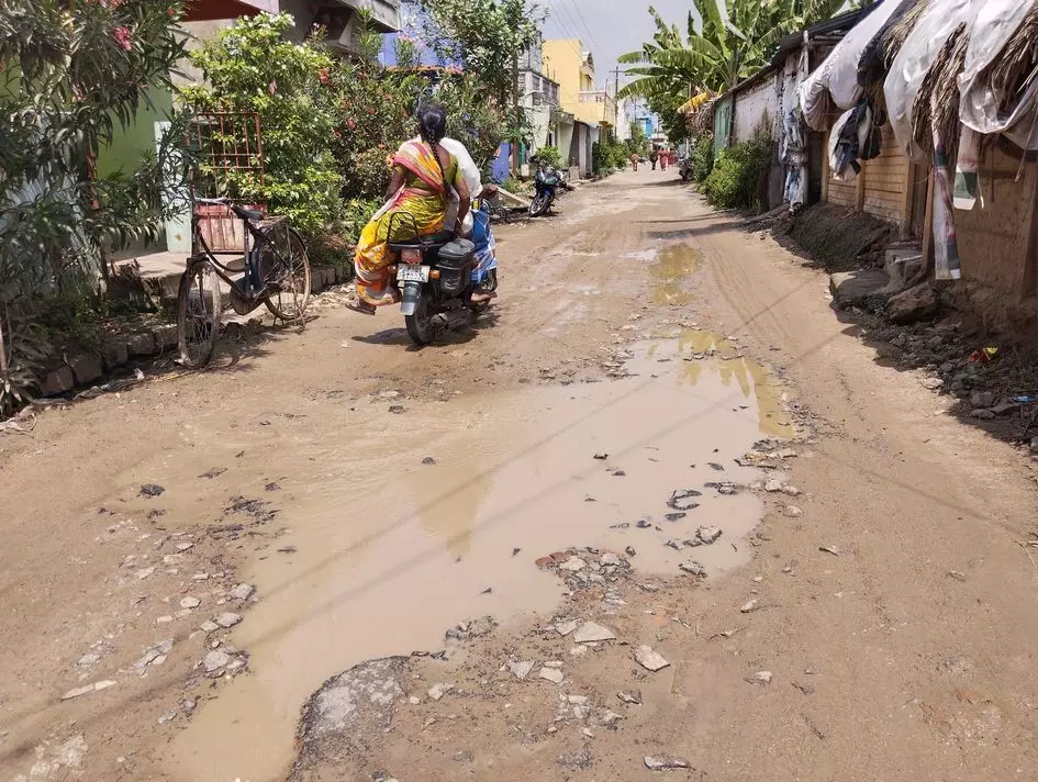 சாலையில் தேங்கிய மழைநீர சாலையில் தேங்கிய மழைநீர