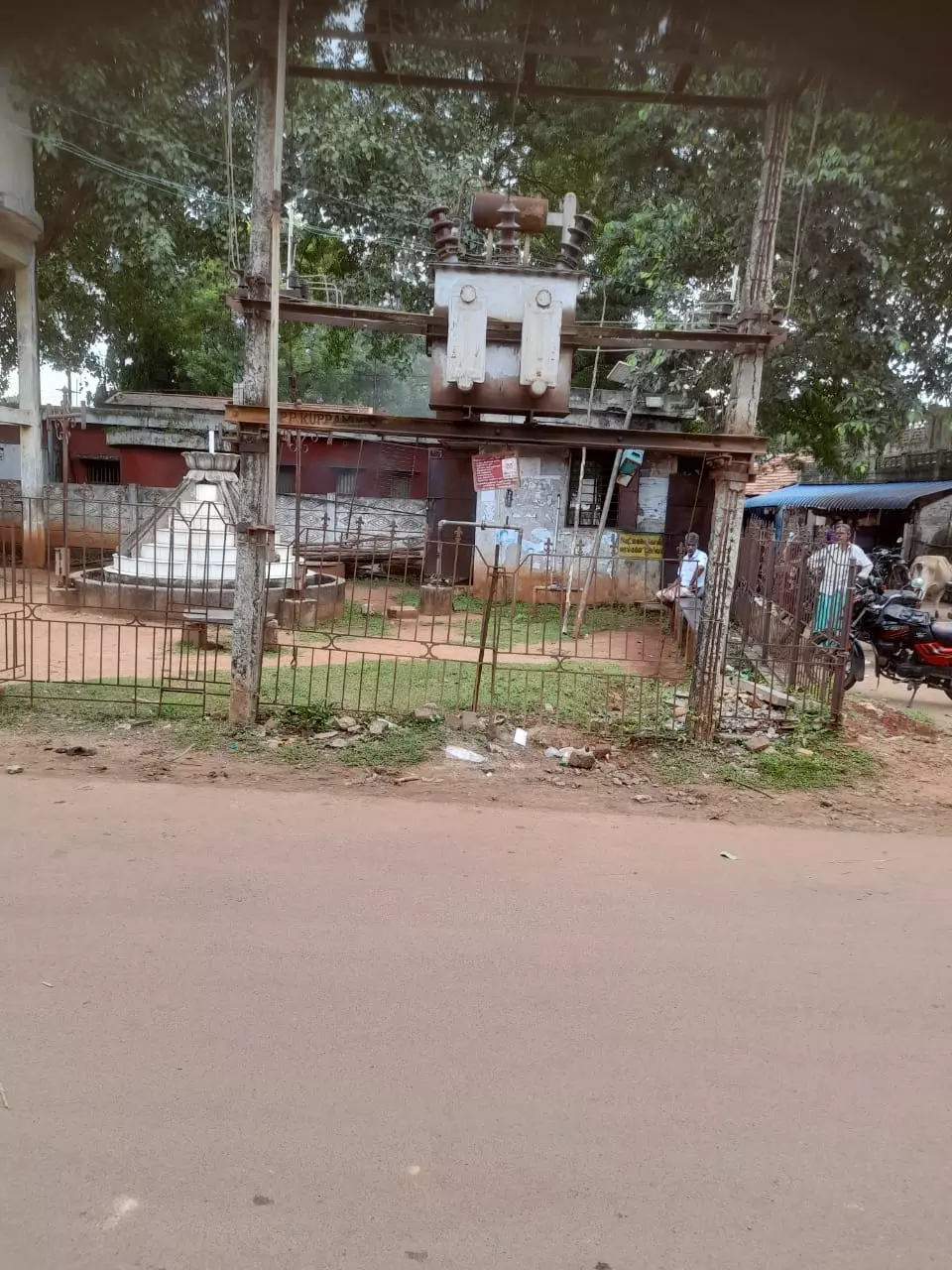 எலும்புக்கூடான மின்மாற்றி எலும்புக்கூடான மின்மாற்றி