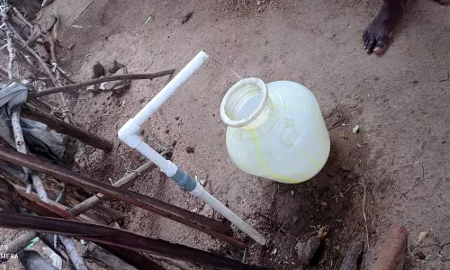 குடிநீருக்காக தவிக்கும் மக்கள் குடிநீருக்காக தவிக்கும் மக்கள்