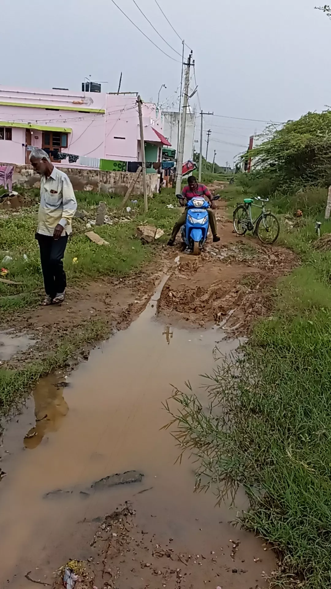 தேங்கி நிற்கும் மழைநீர்