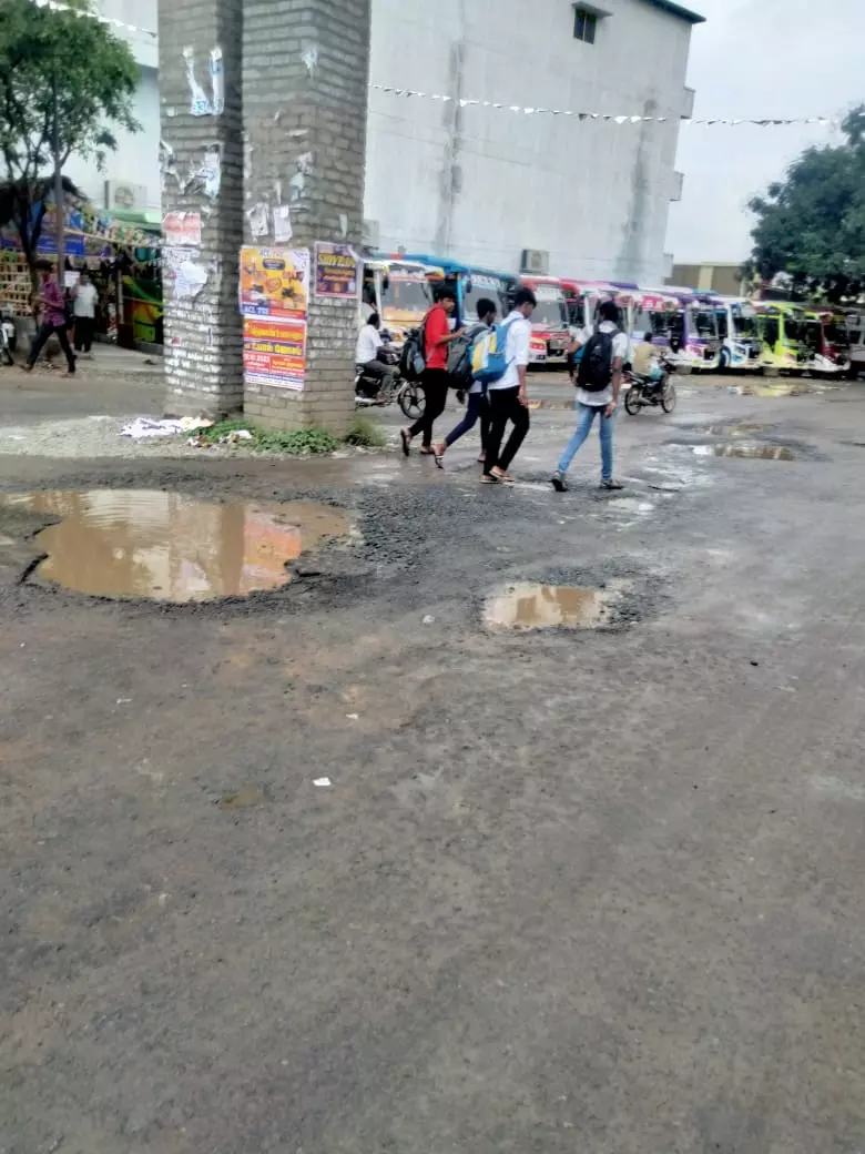 குண்டும், குழியுமான சாலை