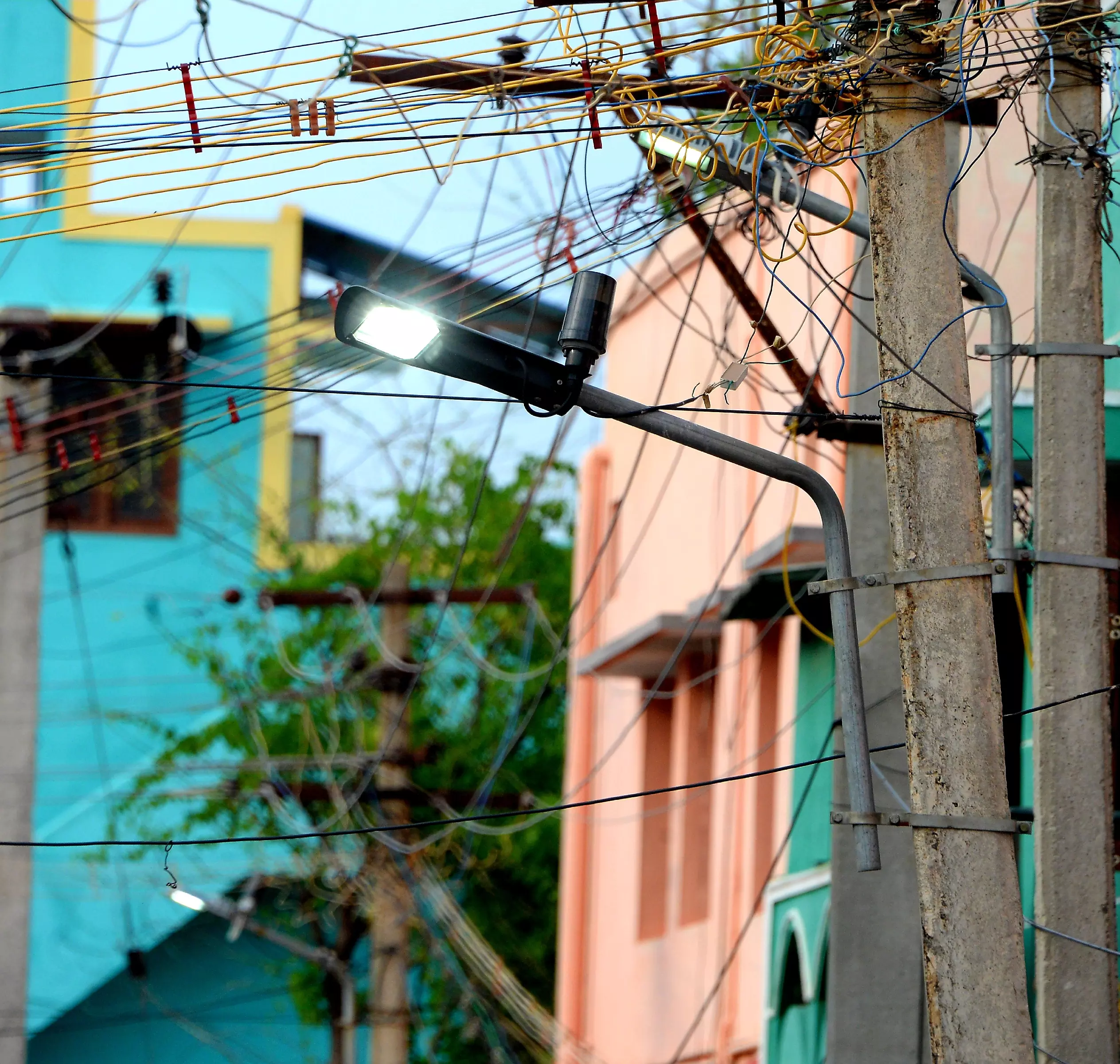 ஒருவாரமாக எரிந்து கொண்டு இருக்கும் மின்விளக்குகள் ஒருவாரமாக எரிந்து கொண்டு இருக்கும் மின்விளக்குகள்