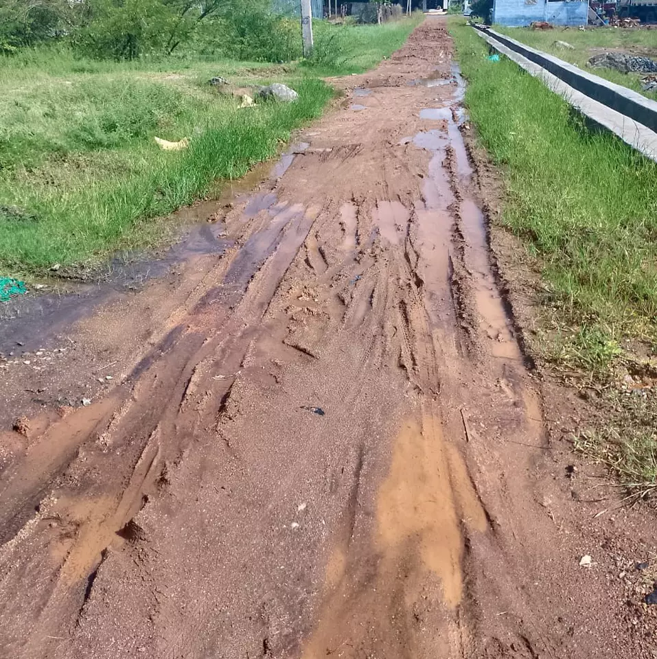 மாணவ-மாணவிகள் அவதி மாணவ-மாணவிகள் அவதி