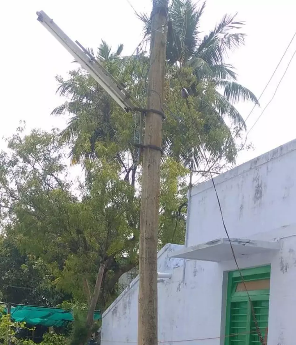 ஆபத்தான மின்கம்பம் ஆபத்தான மின்கம்பம்