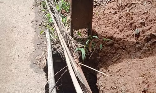 ஆபத்தான நிலையில் மின்கம்பம் ஆபத்தான நிலையில் மின்கம்பம்