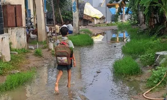 சாலையில் தேங்கி நிற்கும் கழிவு நீர்