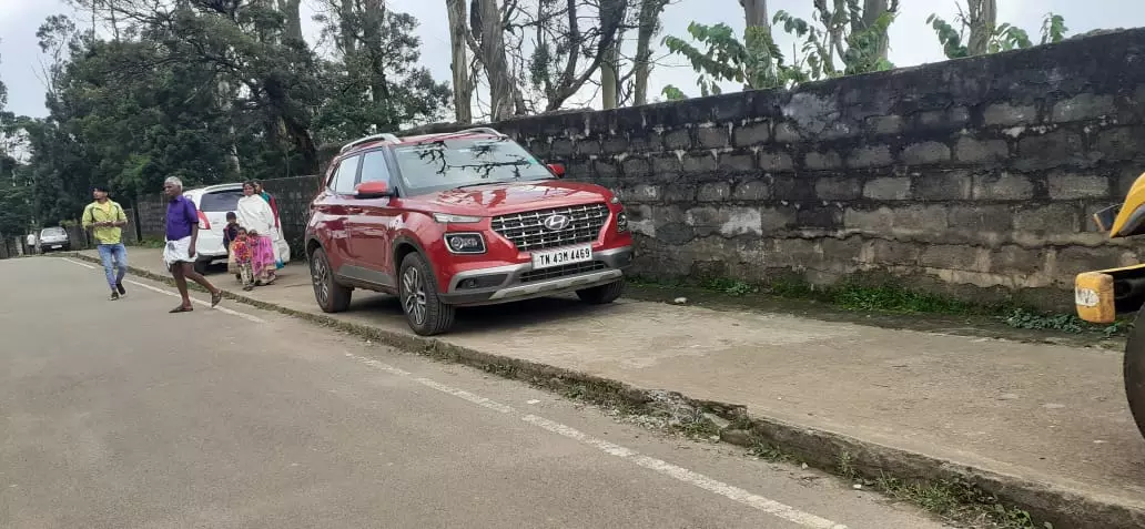 நடைபாதையில் வாகனங்கள், நடப்பதற்கு இடையூறு