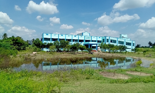 பள்ளி வளாகத்தில் தேங்கும் மழைநீர்