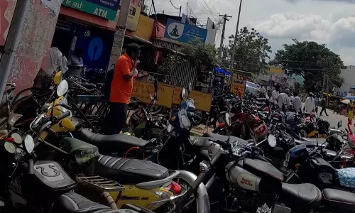 மோட்டார்சைக்கிள்களால் போக்குவரத்து நெரிசல் மோட்டார்சைக்கிள்களால் போக்குவரத்து நெரிசல்