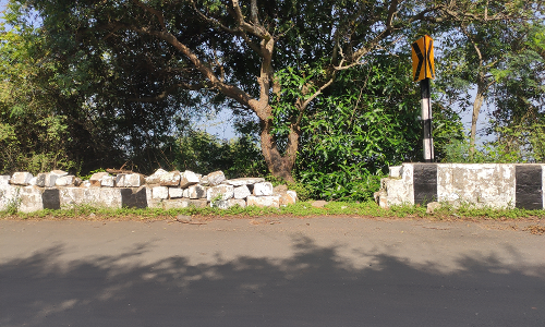 கொண்டை ஊசி வளைவுகளில் தடுப்புகள் சேதம்