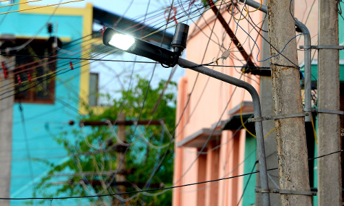 ஒருவாரமாக எரிந்து கொண்டு இருக்கும் மின்விளக்குகள்