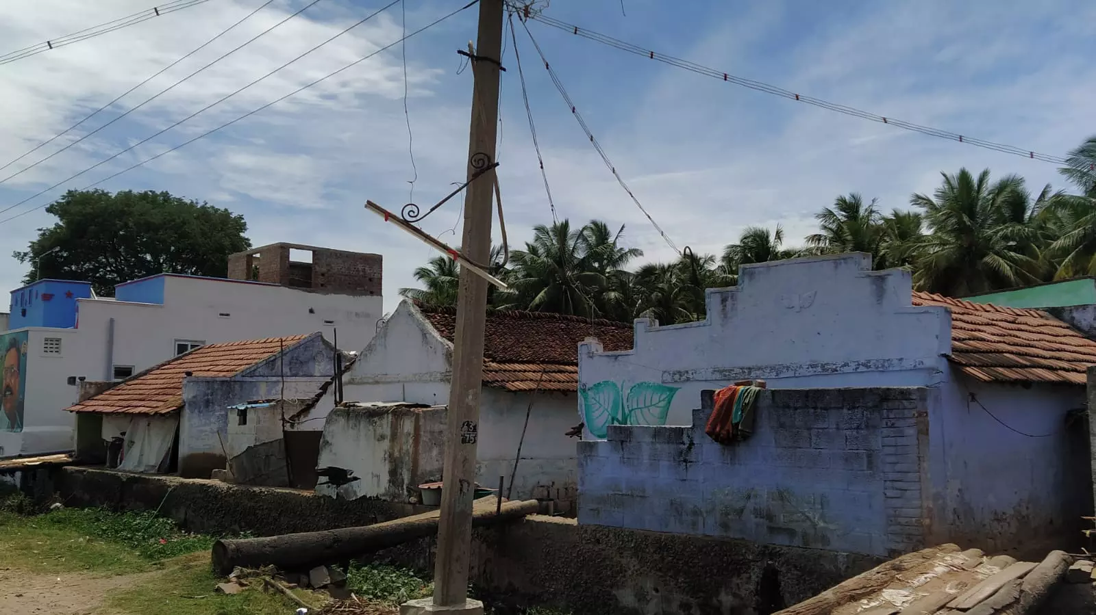 தொங்கி கிடக்கும் மின்விளக்கு