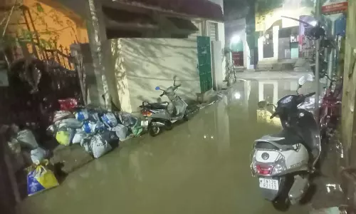 கழிவுநீரில் மிதக்கும் சாலை