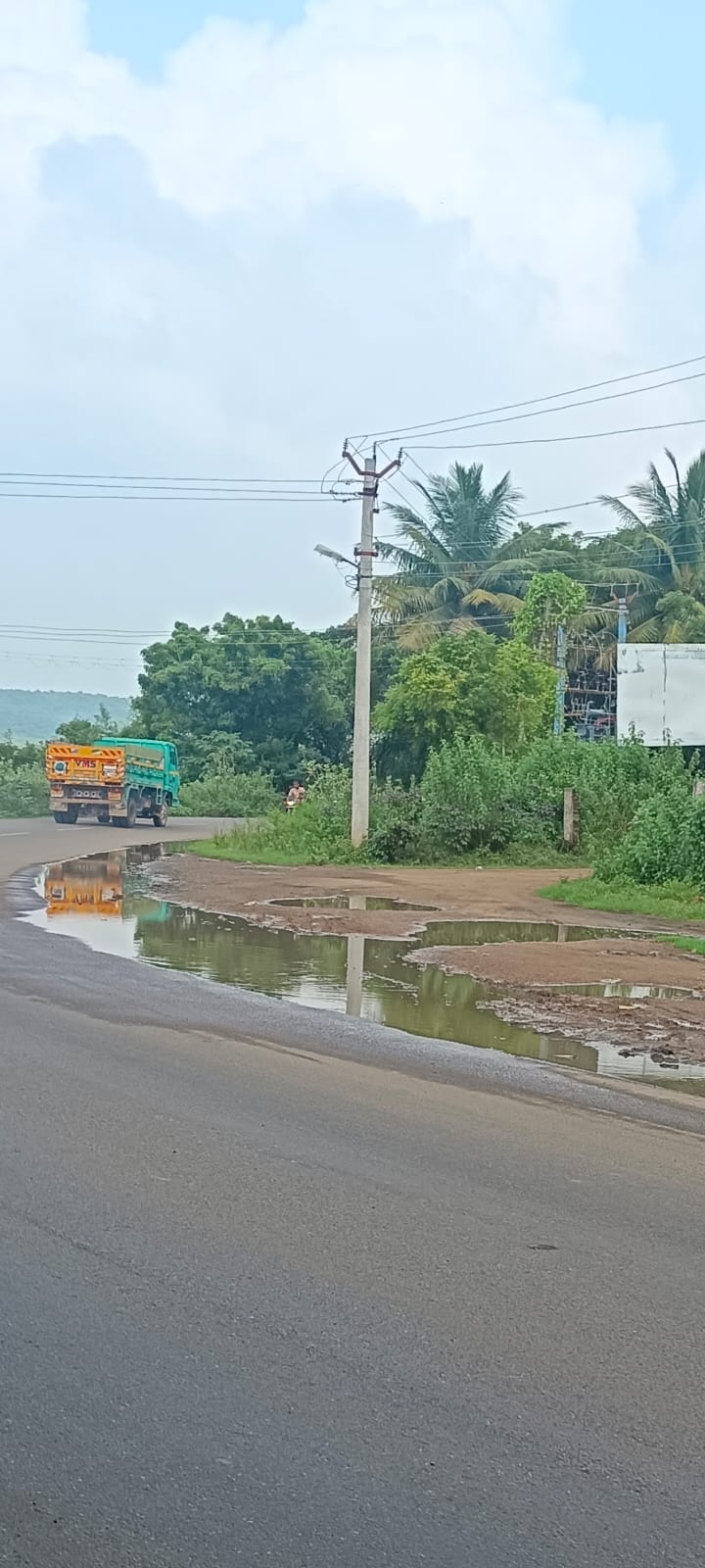 சாலை வளைவில் கழிவுநீர்