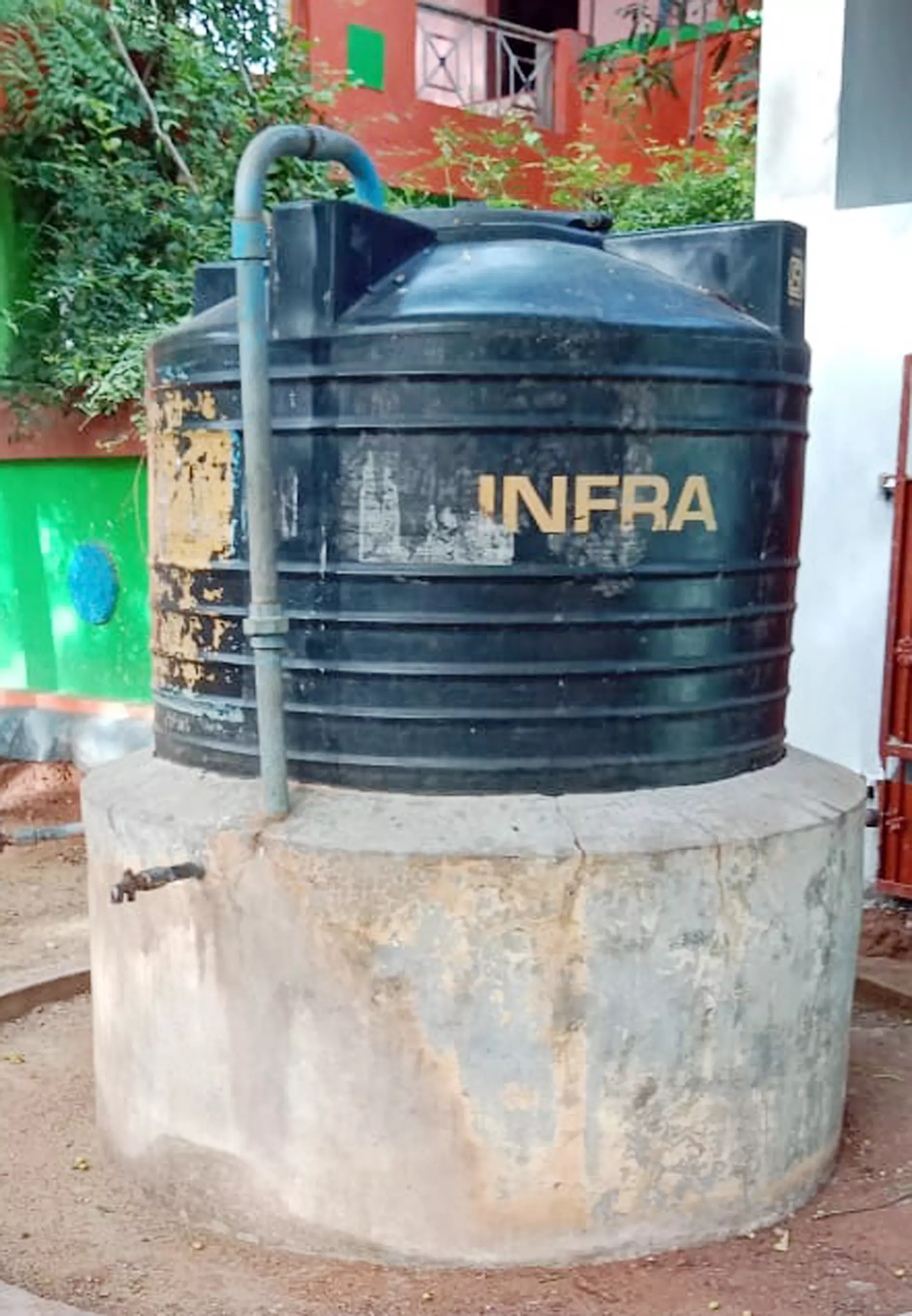 காட்சி பொருளான குடிநீர் தொட்டி