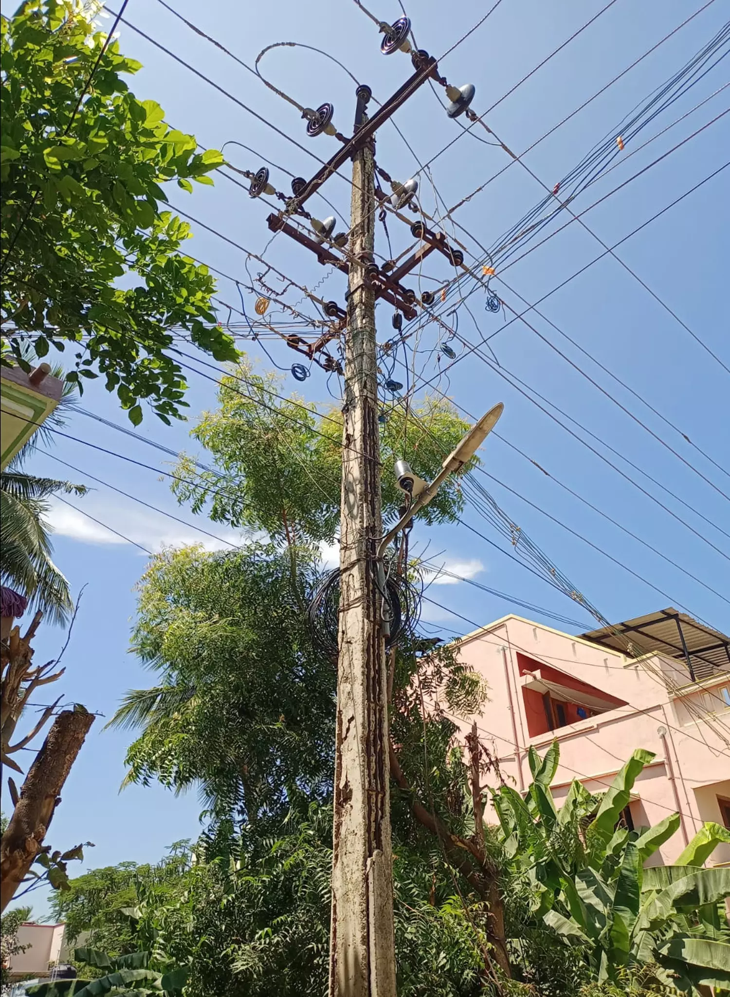 மின்கம்பம் சேதம்