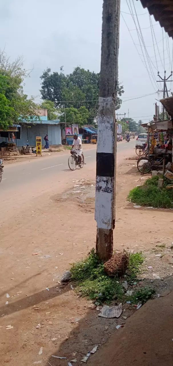 சிதிலமடைந்த மின்கம்பம் சிதிலமடைந்த மின்கம்பம்