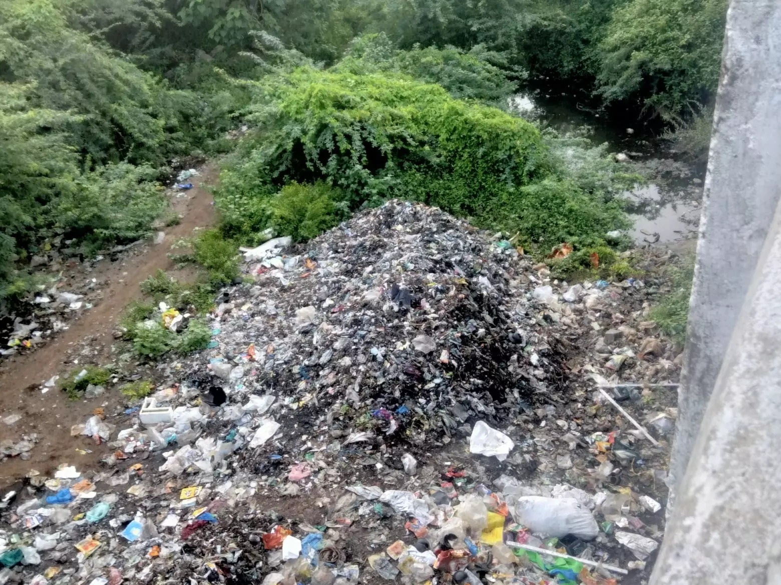 ஆற்றில் கொட்டப்படும் குப்பைகள்