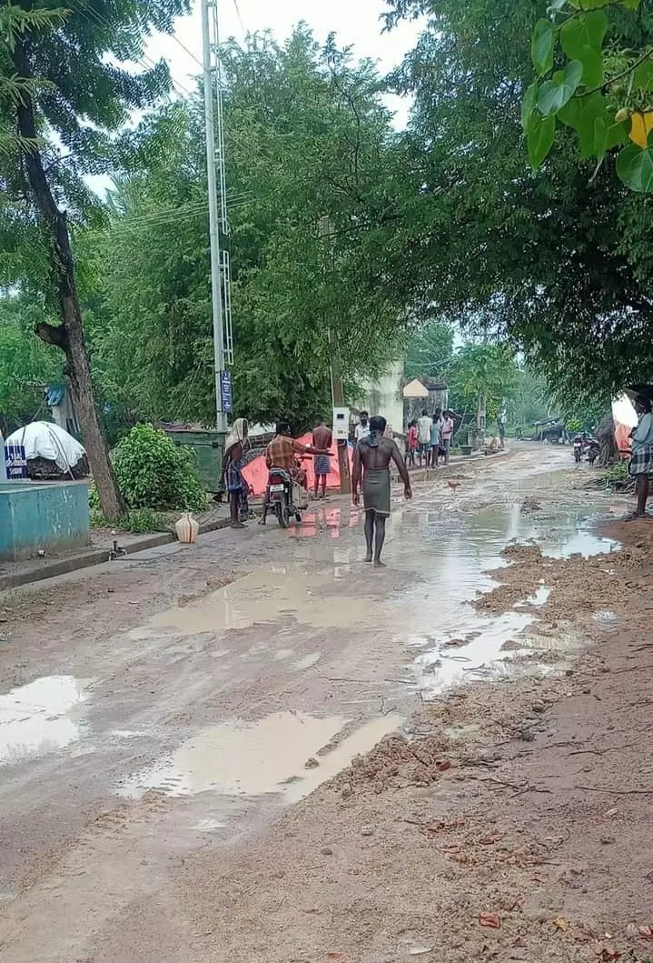 சேறும், சகதியுமான சாலை