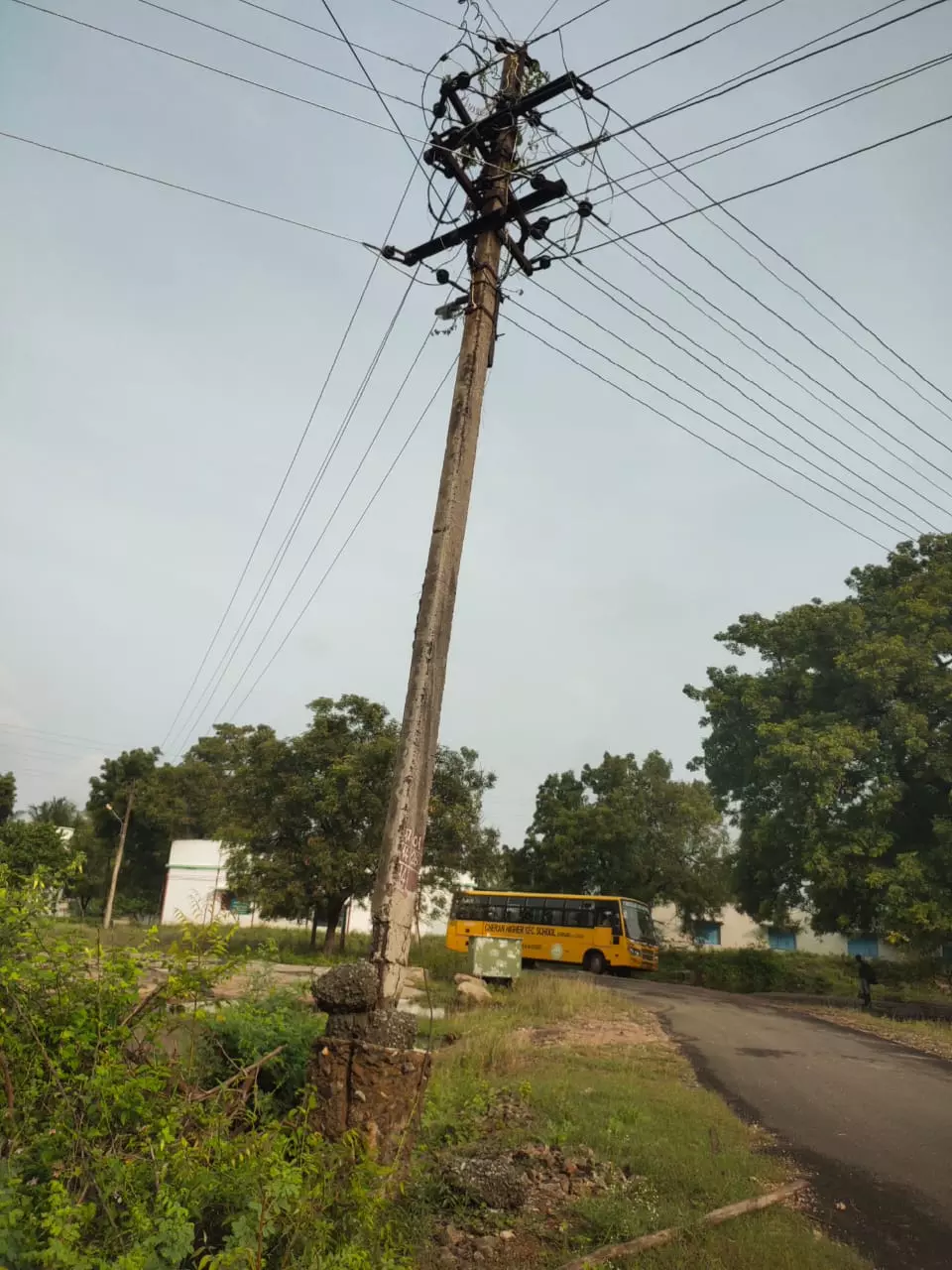 ஆபத்தான மின்கம்பம் ஆபத்தான மின்கம்பம்