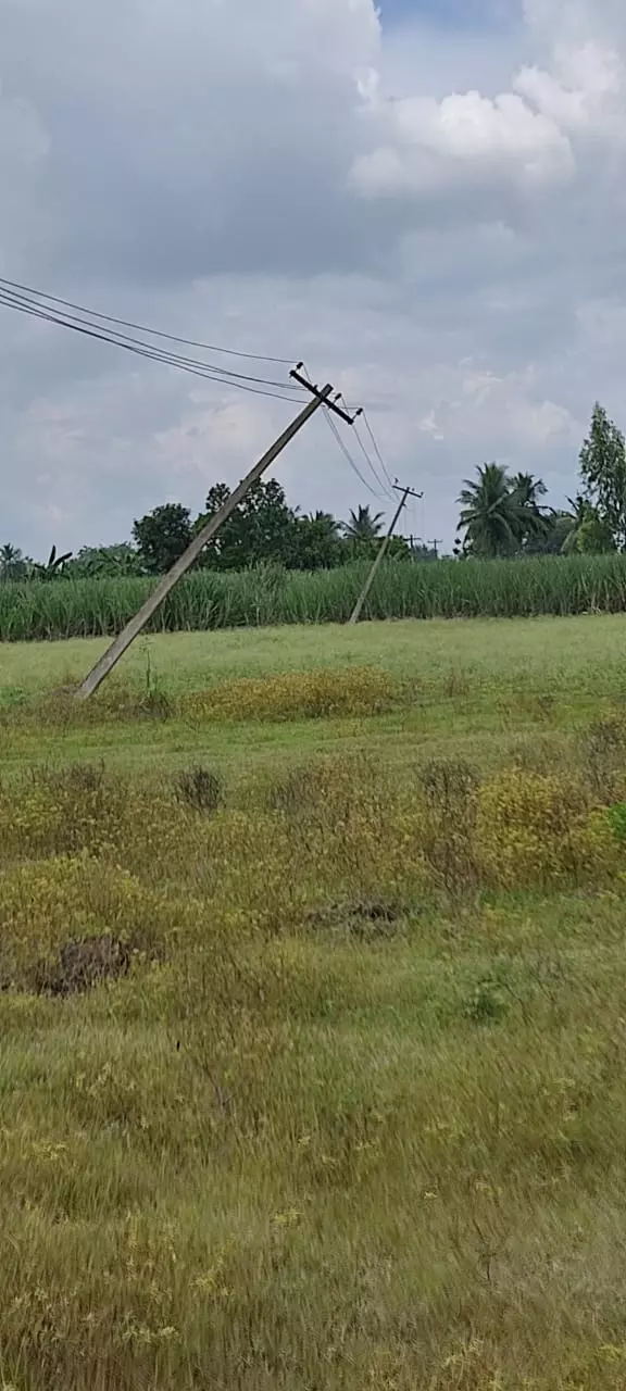 மின்கம்பங்களால் விபத்து அபாயம்