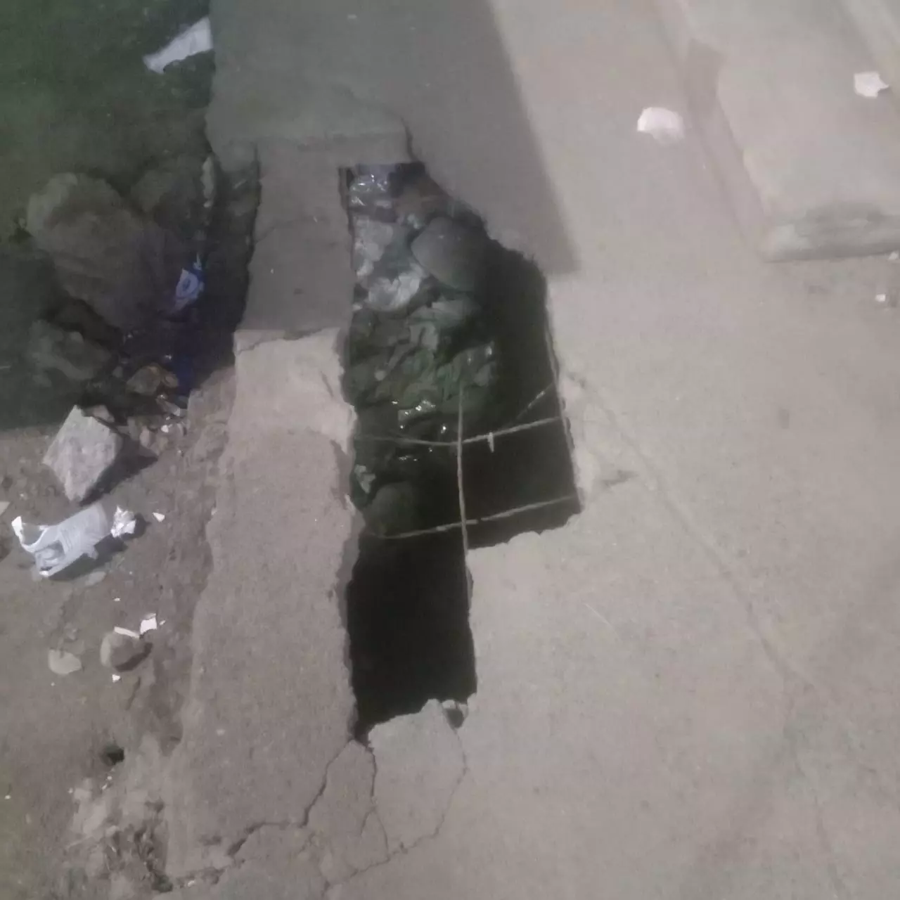 சேதமடைந்த வடிகால் மூடி சேதமடைந்த வடிகால் மூடி