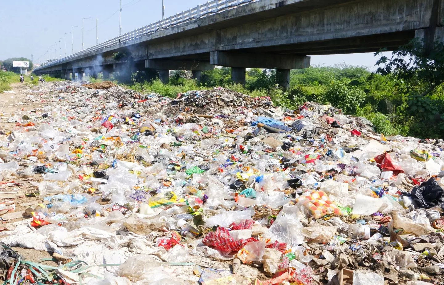 பாலாற்றில் குவியும் பிளாஸ்டிக் கழிவுகள்