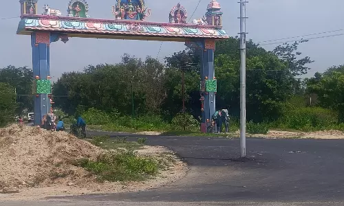 நடுரோட்டில் உயர்கோபுர மின்விளக்கு நடுரோட்டில் உயர்கோபுர மின்விளக்கு