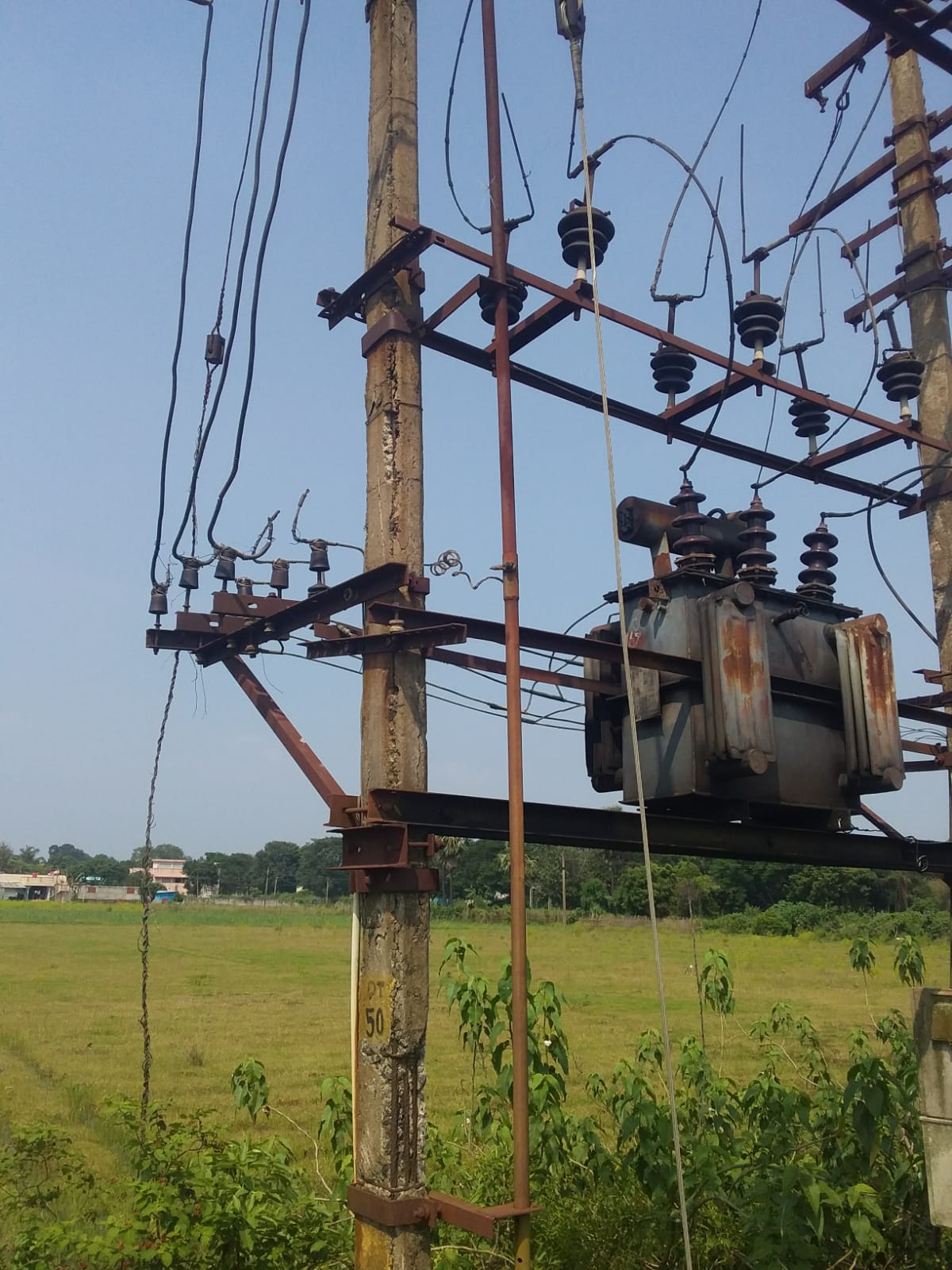 சேதமடைந்த மின்கம்பம்