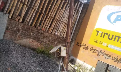 சாய்ந்த நிலையில் மின்கம்பம்