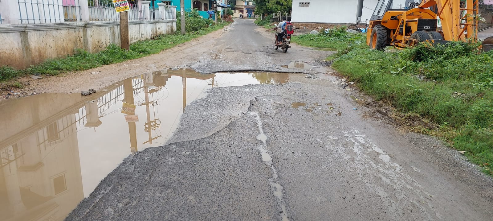 சாலையில் பள்ளம் சாலையில் பள்ளம்