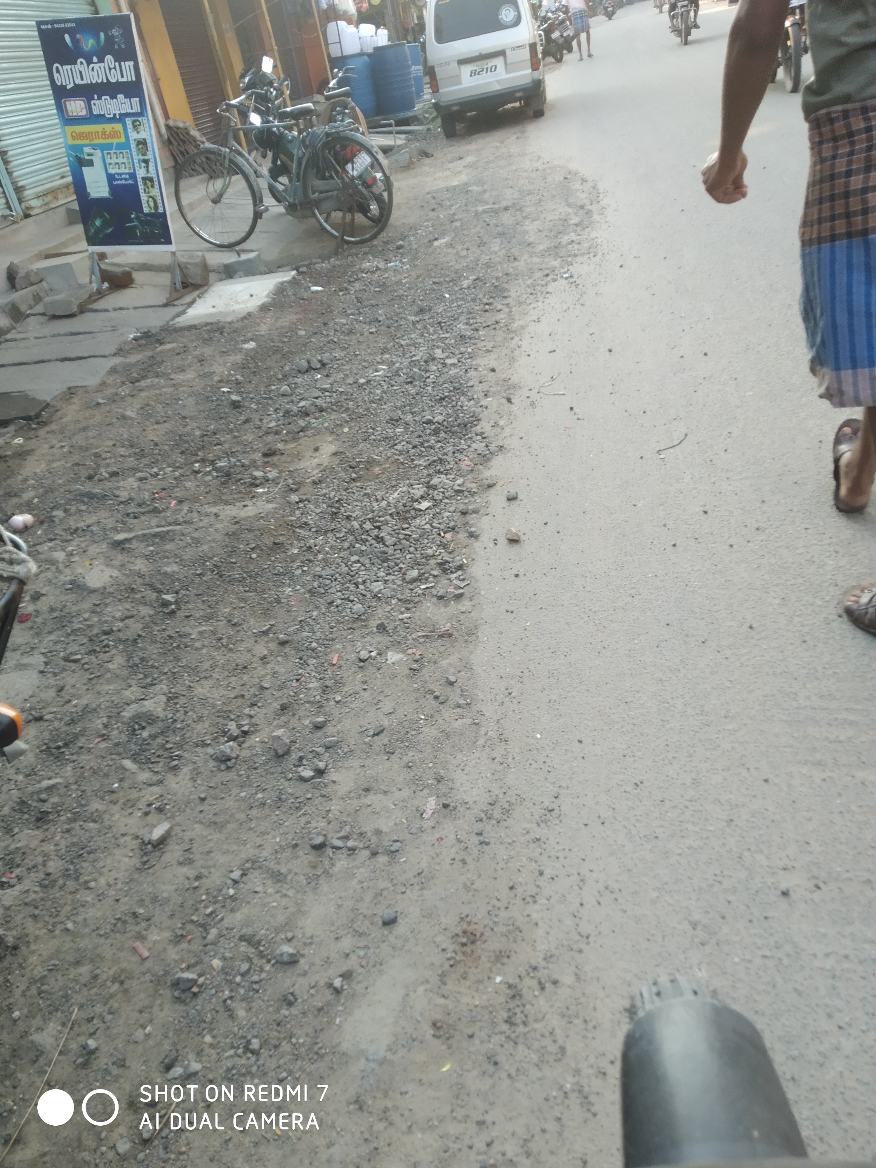 சாலையை புதுப்பிக்கலாமே!