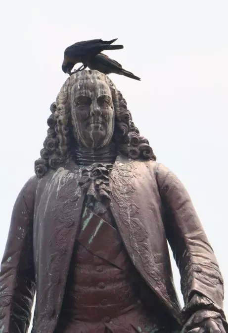 பராமரிப்பில்லாத சிலை பராமரிப்பில்லாத சிலை